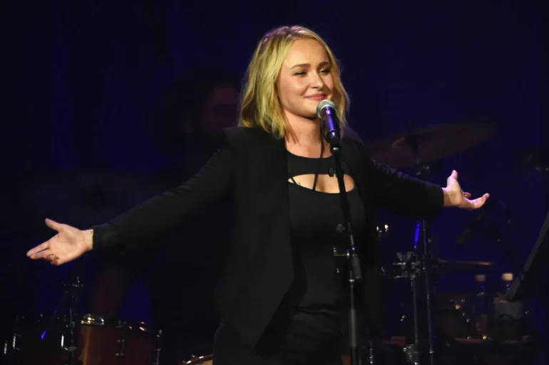 Hayden Panettiere music career performing on stage