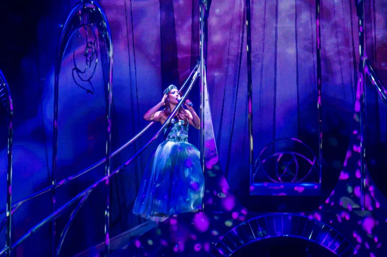 Laufey arena tour performance